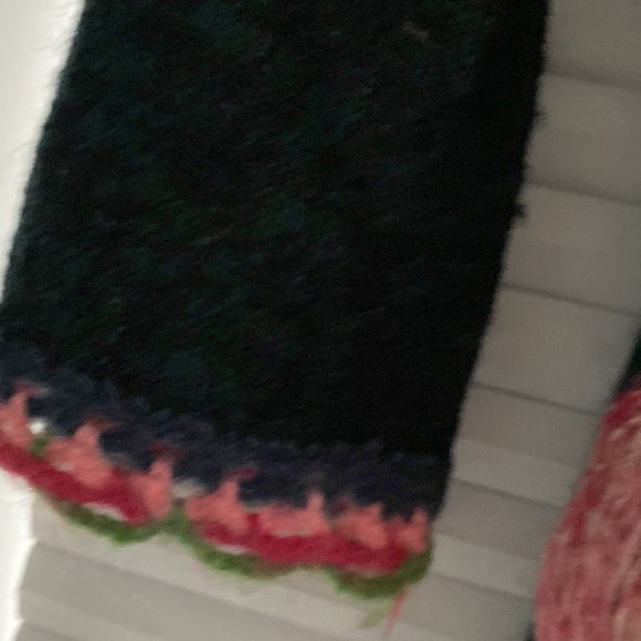 Beautiful Embroidered Sweater. - Picture 7 of 10